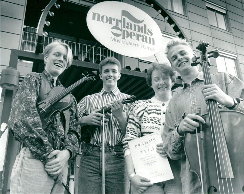 1991 MUSIC OBLIGATIONS KANSIMINE MUSIK FAKEN CHU AHADEMH PER MALIN PETOST PETER - Vintage Photograph