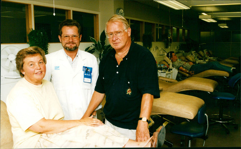 1994 NURSE BLOODING PEKIV MATTSSON FELLOW - Vintage Photograph