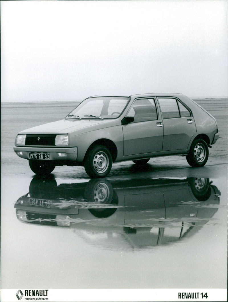 Overall view of Renault 14 car. - Vintage Photograph