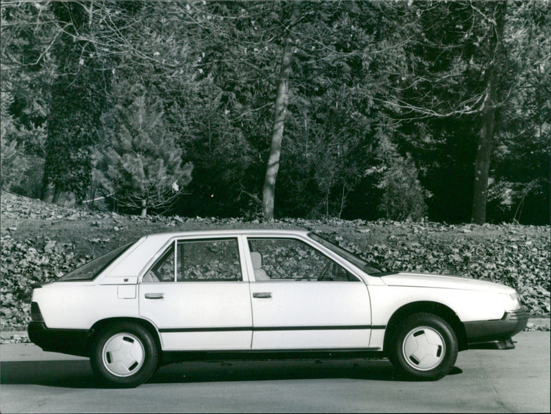 Renault 25 - Vintage Photograph