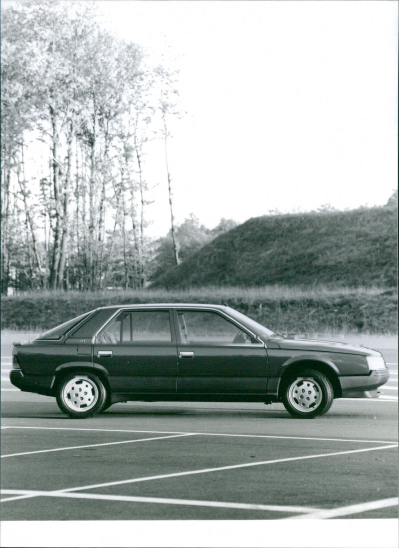 Renault 25 - Vintage Photograph