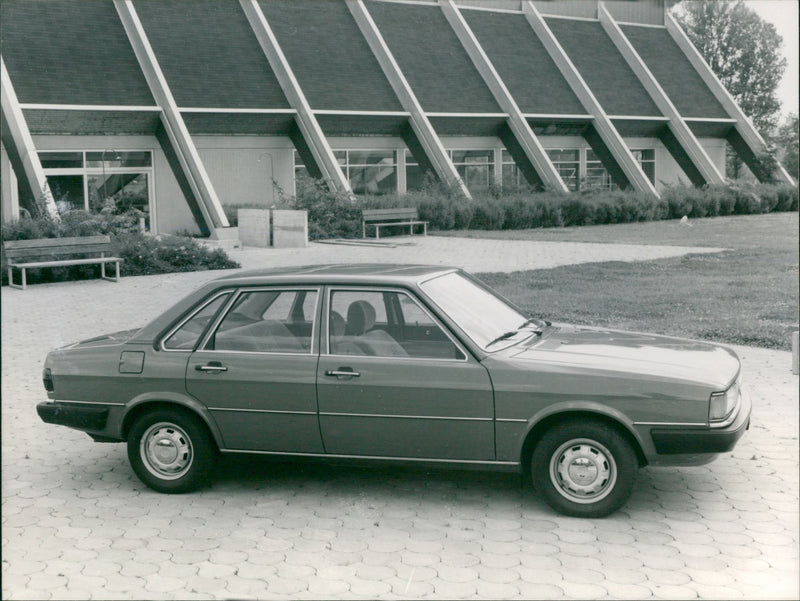 Audi 80 - Vintage Photograph