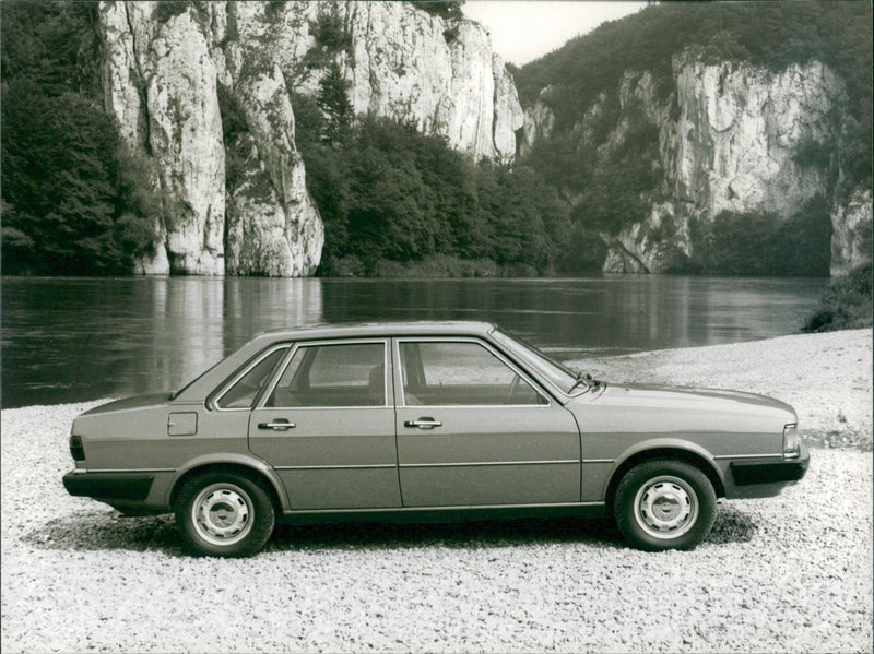 Audi 80 - Vintage Photograph
