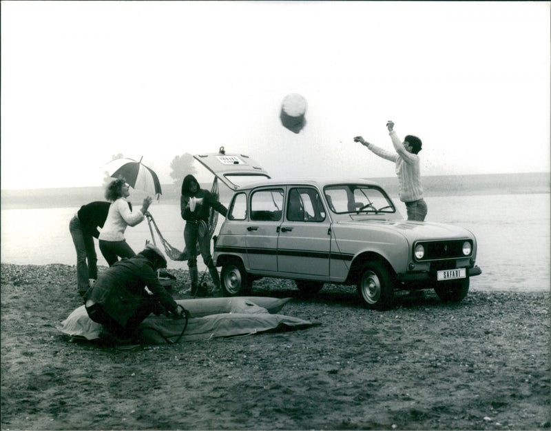 Renault 4 Safari - Vintage Photograph