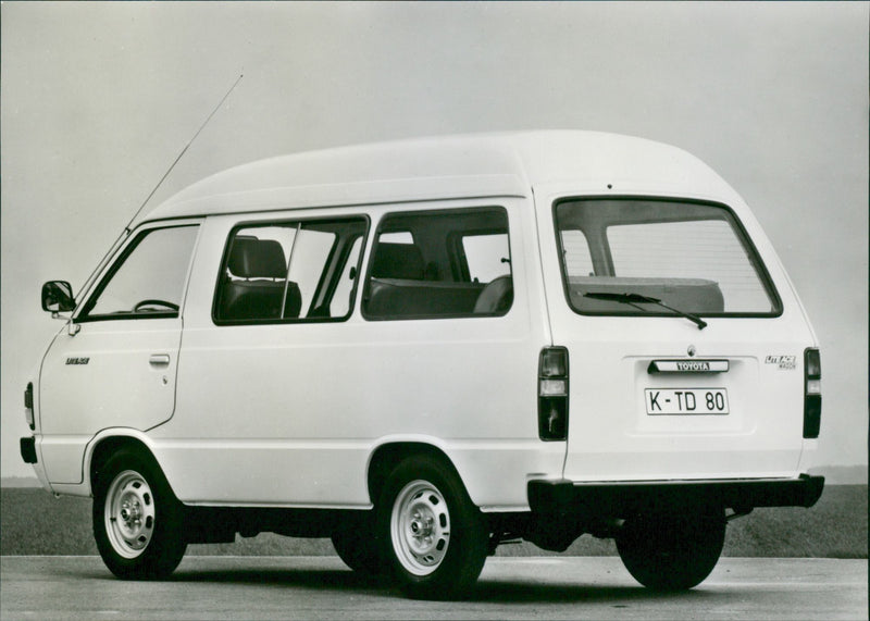 Side view of the Toyota Lite-Ace wagon - Vintage Photograph