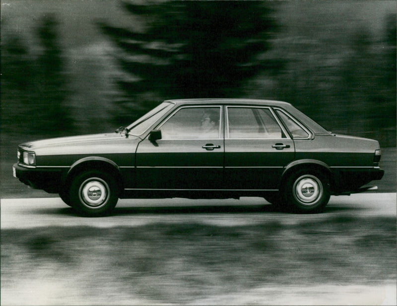 Audi 80 GLE - Vintage Photograph