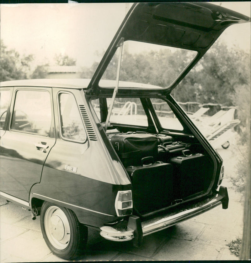 Renault 6 - Vintage Photograph