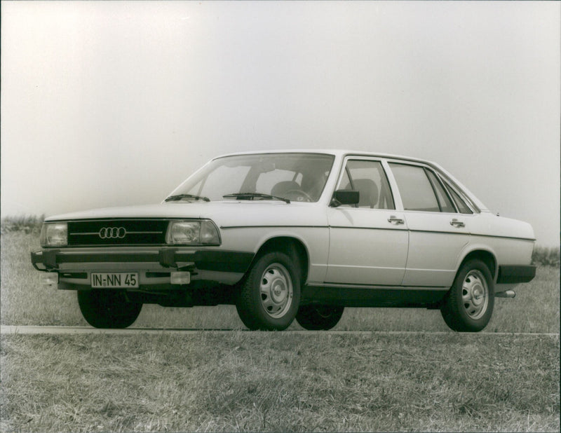 Audi 100 5 D - Vintage Photograph
