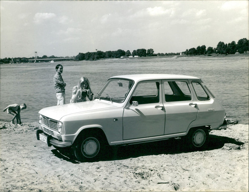 Renault 6 - Vintage Photograph