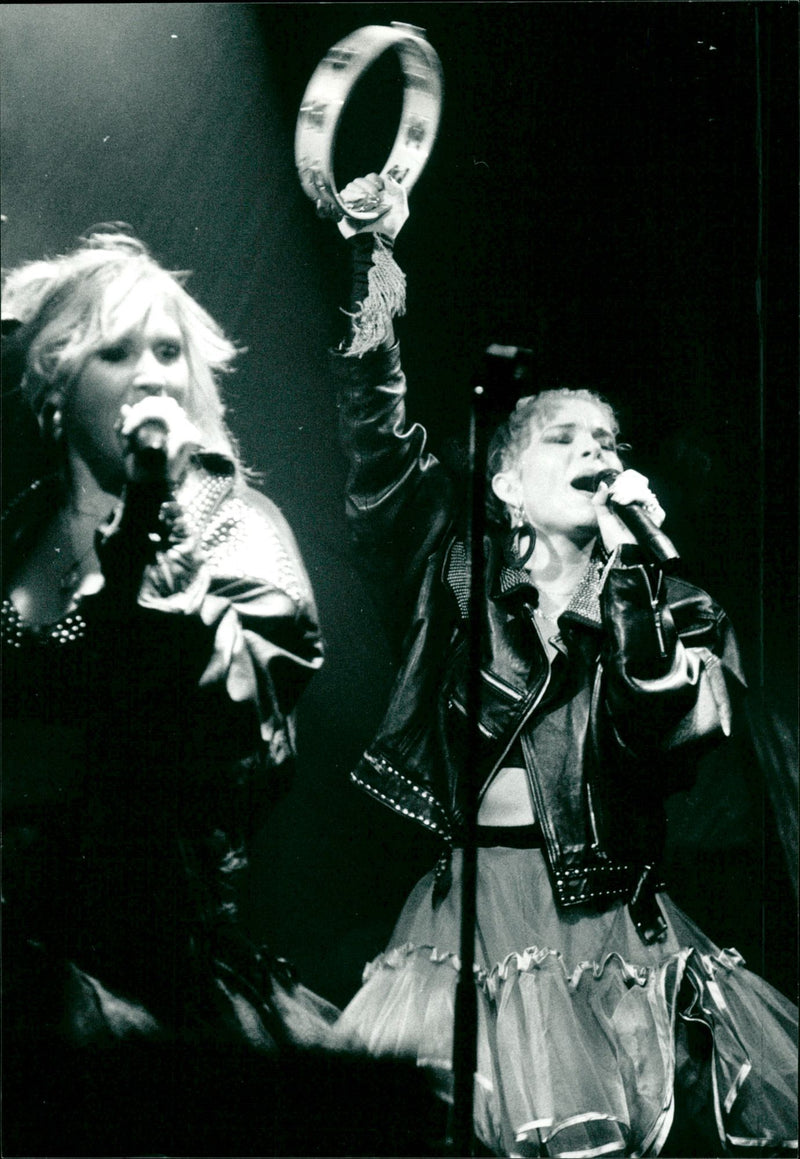 Lili and Susie, concert Universe - Vintage Photograph
