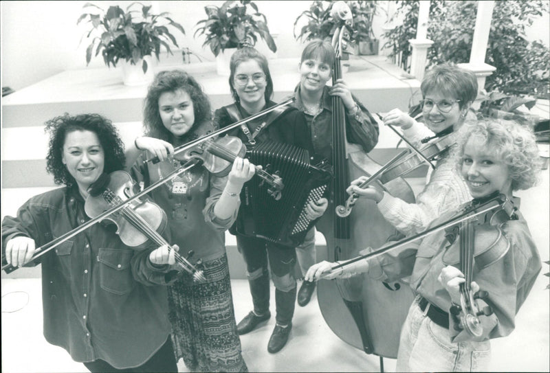 GROUPS MUSIC MARLICH MEGEGERD NINA VKS BACTE HELUA LENA NAMA PAULA TOTO MEL - Vintage Photograph