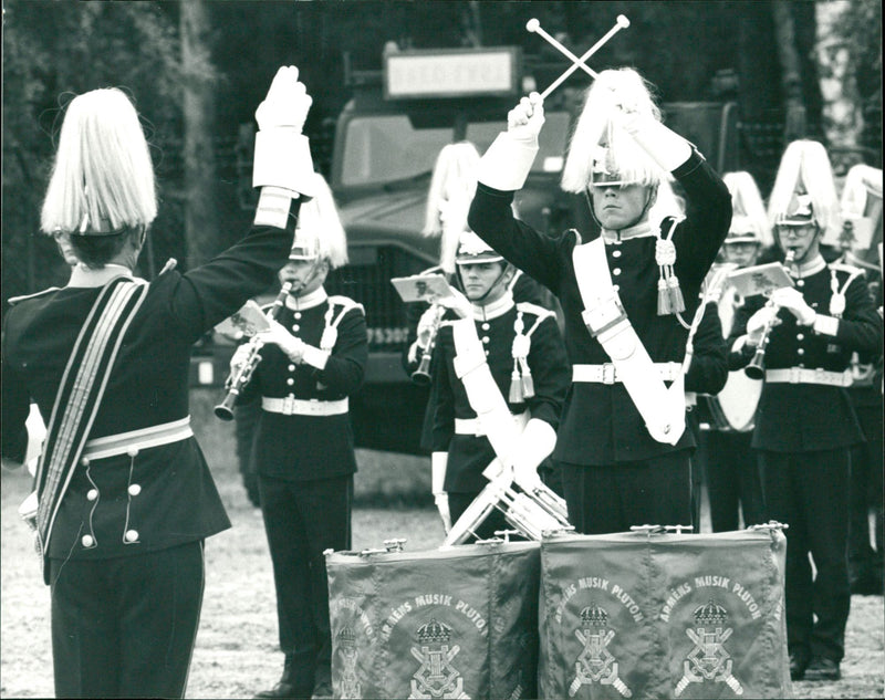 MILITARY ANNTUM MAN MAN OWN WAWN CAME MUSIC DAY TO HEAR SUNY OHS - Vintage Photograph