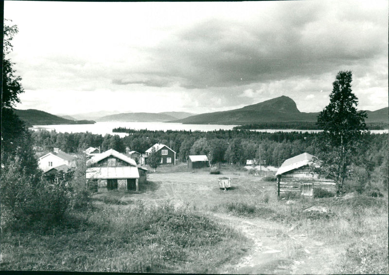 POSTO LIGHTS NEXT HELMINA MAUSL PULL JAMNIAO THELMINA MEELIMA VILLAGE - Vintage Photograph