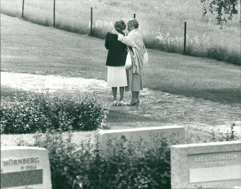 TRIPLE TABLE GRIEF JET GUMSEUS MURDER INALITY PBY TOLO JOHAN PRO AMSELE - Vintage Photograph