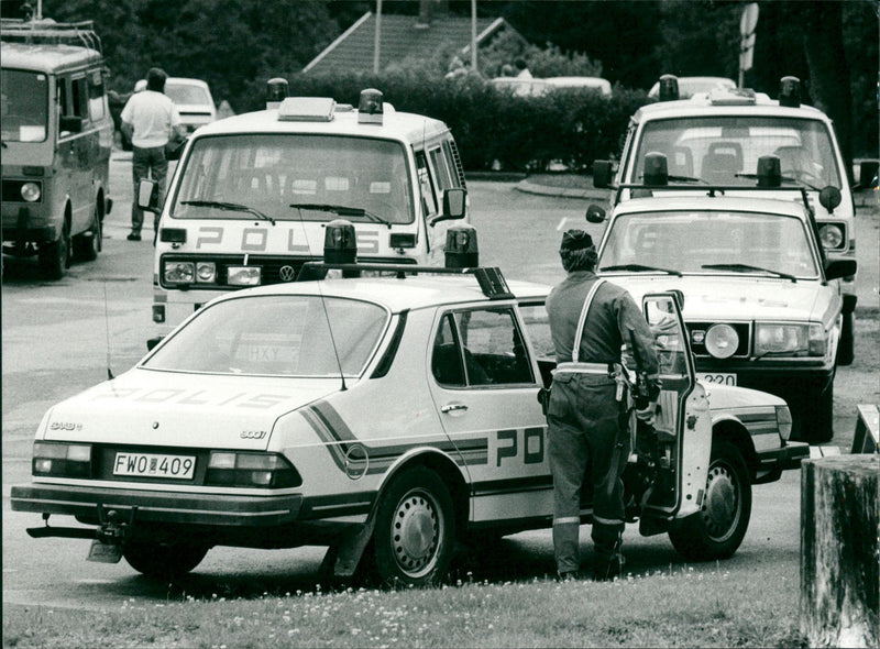 1988 TRIPLE SIGHTINGS JIRNA CENTER MURDER GANSEUS STAIRWAYSI ELMUNDE APPLE TABLE - Vintage Photograph