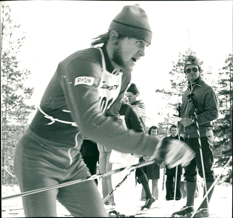 Thomas Magnusson med Kung Carl Gustaf i bakgrunden - Vintage Photograph