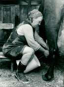 1996 AGRICULTURE ANIMAL CROSS SHOE PETISHRASK EKLUND ARCHIVE MJOLLING INJOLLE GRETA - Vintage Photograph