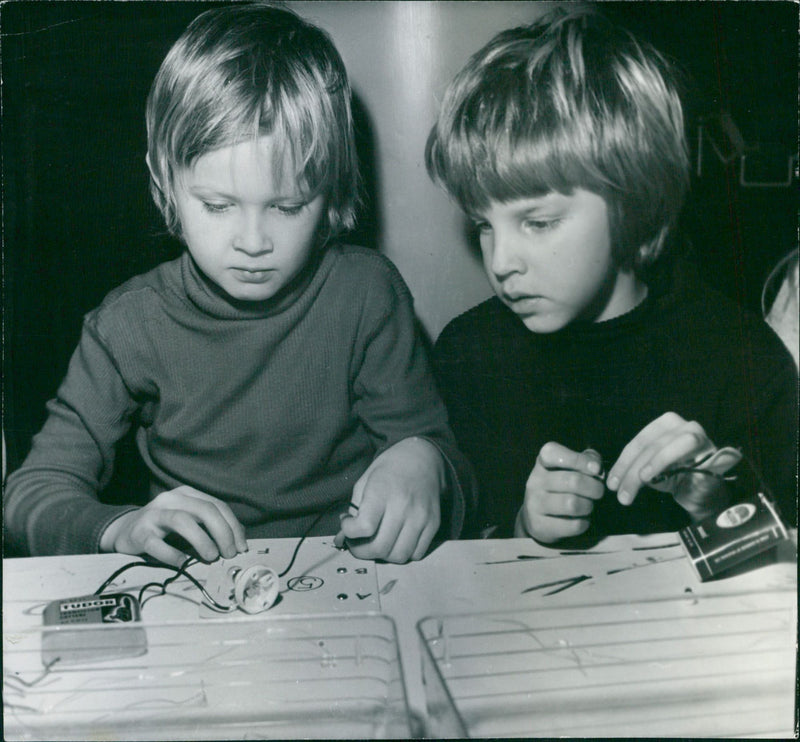 Schoolchildren making experiments with batteries - Vintage Photograph