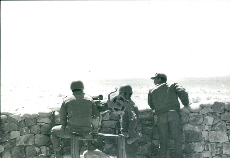 Marockanska soldater i Västsaharas Guelta Zemmur - Vintage Photograph