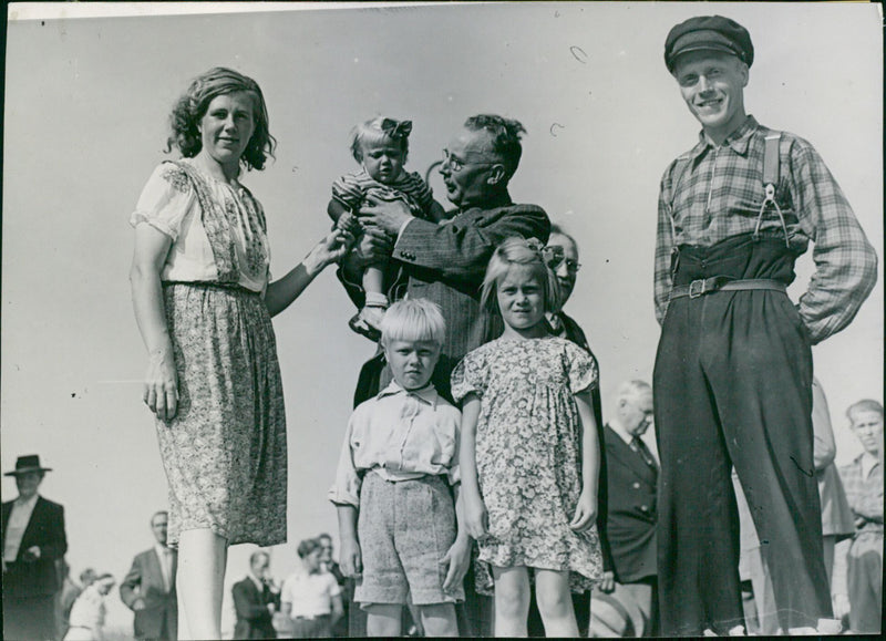 The 4000th cottage will be opened in Hökmossen. The Ragnar Hård family together with the Sandberg Mayor - Vintage Photograph