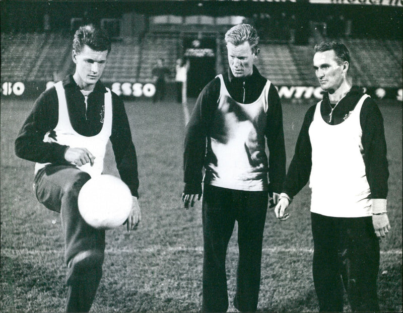 Kurre Andersson, Torbjörn Jonsson och Kurre Hamrin tränar på Råsunda - Vintage Photograph