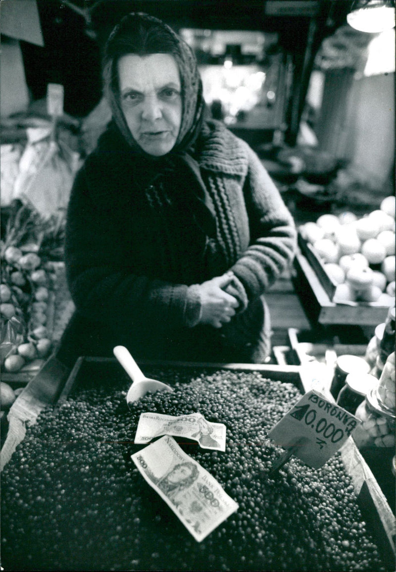 En försäljare vid ett grönsaksstånd i Polen - Vintage Photograph