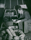 Elementary school exhibition. Amanuens Bengt Bengtsson visits the school rally - Vintage Photograph