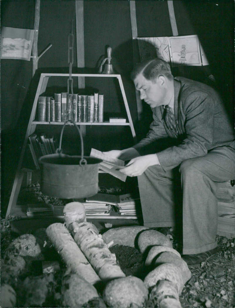 Elementary school exhibition. Amanuens Bengt Bengtsson visits the school rally - Vintage Photograph