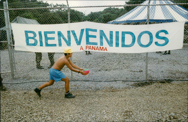 En välkomstskylt i Panama för kubanska flyktingars ankomst - Vintage Photograph