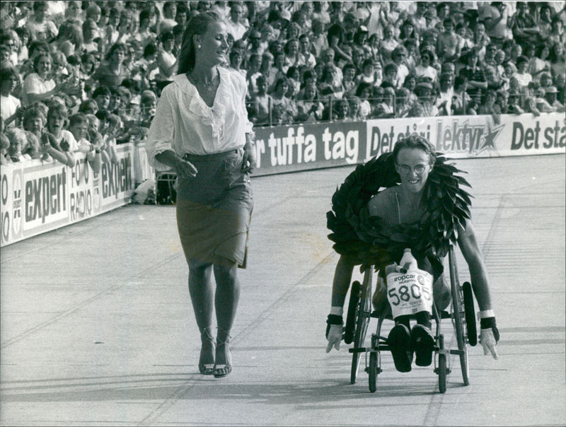 Stockholm Marathon 1982. Rullstolsåkaren Åke Norsten kommer i mål - Vintage Photograph