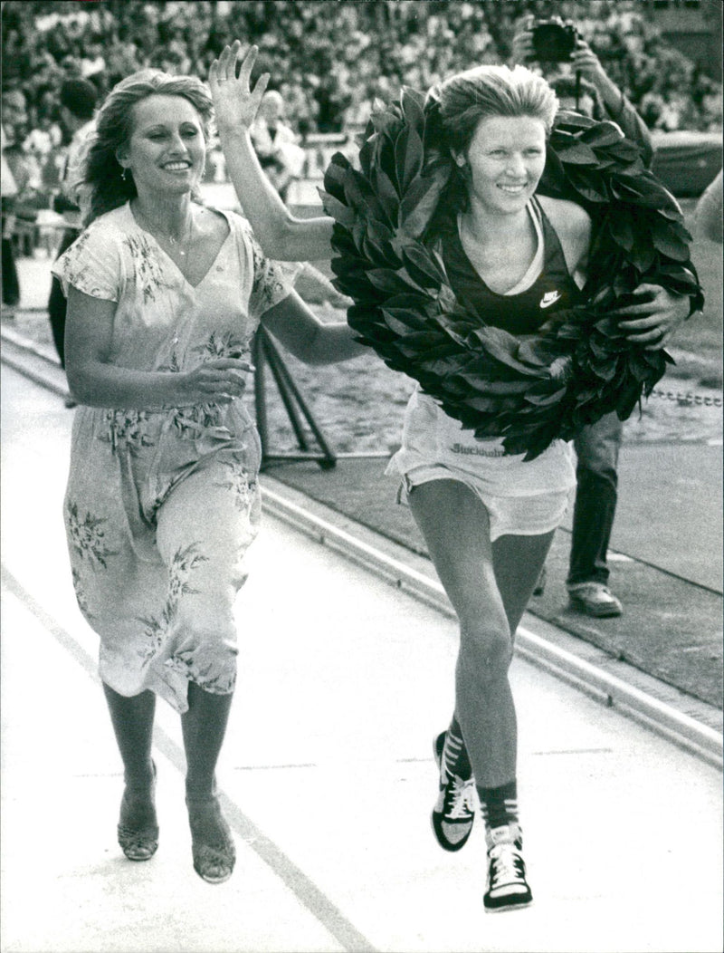 Stockholm Marathon 1980. Ingrid Kristiansen springer i mål - Vintage Photograph