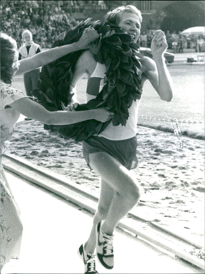 Stockholm Marathon 1980. Vinnaren Jeff Wells springer i mål - Vintage Photograph