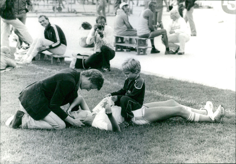 Stockholm Marathon 1980. En trött maratonlöpare blir uppvaktad av familjen - Vintage Photograph
