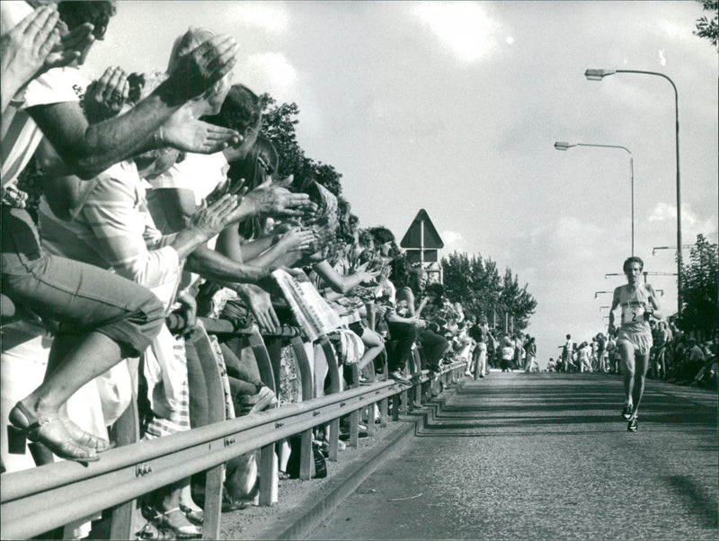 Dick Beardsley springer Stockholm Marathon 1981 - Vintage Photograph