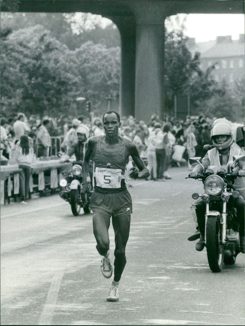 Stockholm Marathon 1984. Segraren Agapius Masong - Vintage Photograph