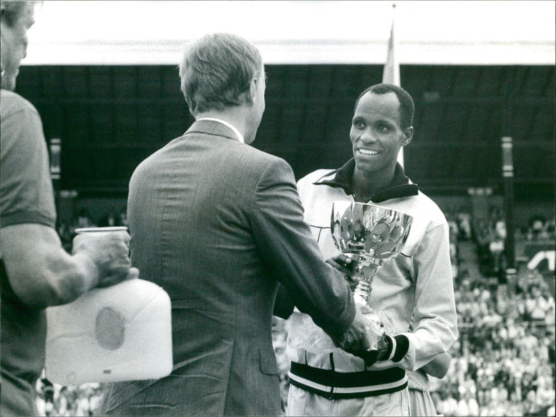 Stockholm Marathon 1984. Agapius Masong tar emot pokalen - Vintage Photograph