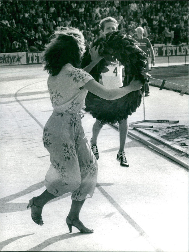 Stockholm Marathon 1980. Storfavoriten Jeff Wells går i mål - Vintage Photograph