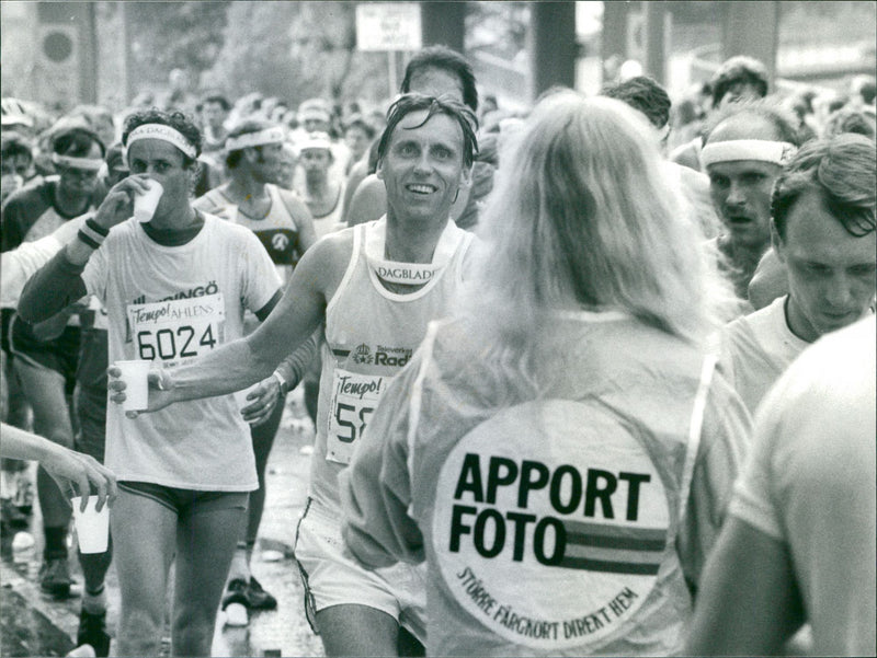 Stockholm Marathon 1984. Vätskekontroll - Vintage Photograph