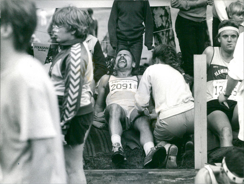 Stockholm Marathon 1984. Leif Wiberg har fått kramp i vänster lår - Vintage Photograph