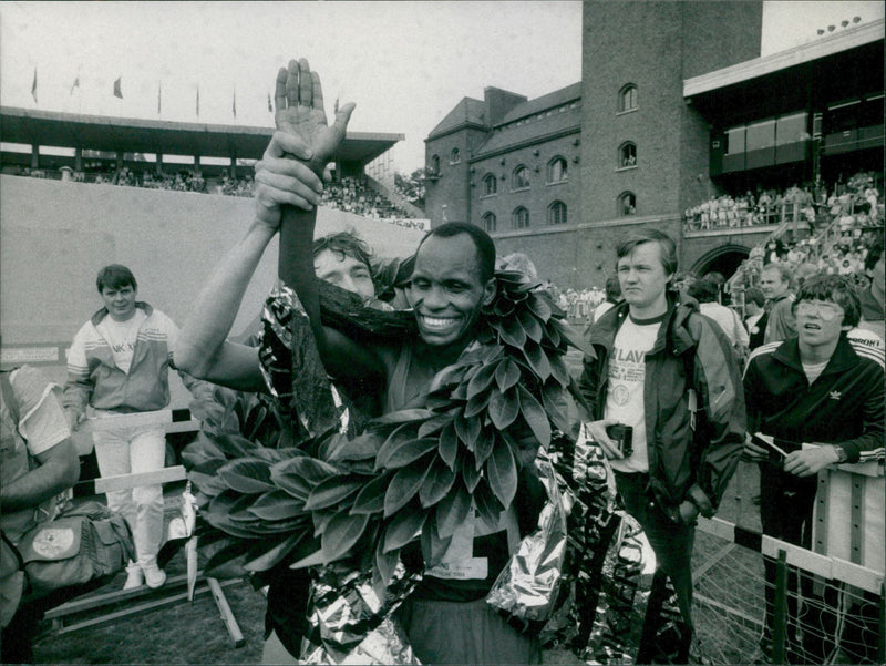 Stockholm Marathon 1984. Segraren Agapius Masong - Vintage Photograph