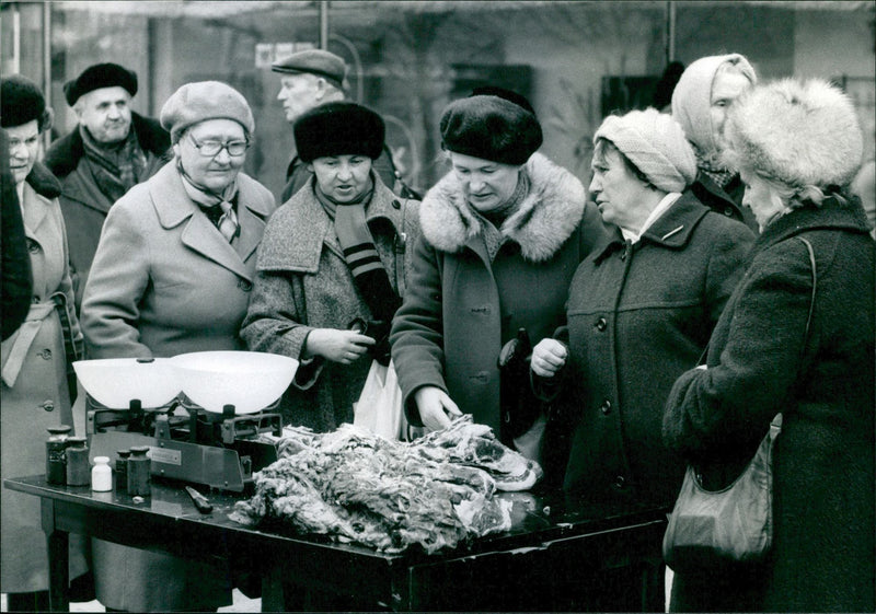 Folk samlas på en torghandel i Polen - Vintage Photograph