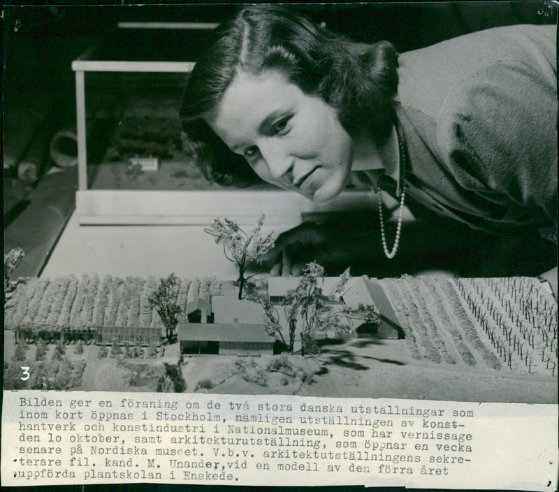 Architecture Exhibition Secretary file. Laws. M. Unander at a model of last year's nursery in Enskede - Vintage Photograph