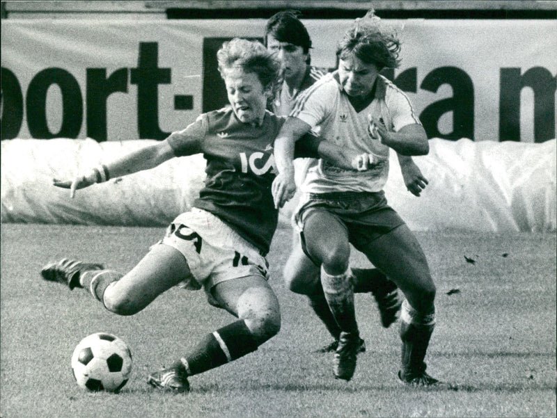 Cupfinalen i damfotboll. Duell mellan Pia Sundhage, Jitex, och Hammarbys Ann Jansson - Vintage Photograph