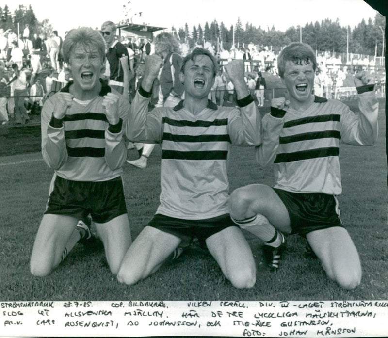 Glädjejubel efter att Strömsnäsbruk slår ut Mjällby ur Svenska Cupen. Lars Rosenqvist, Bo Johansson och Stig-Åke Gustavsson - Vintage Photograph