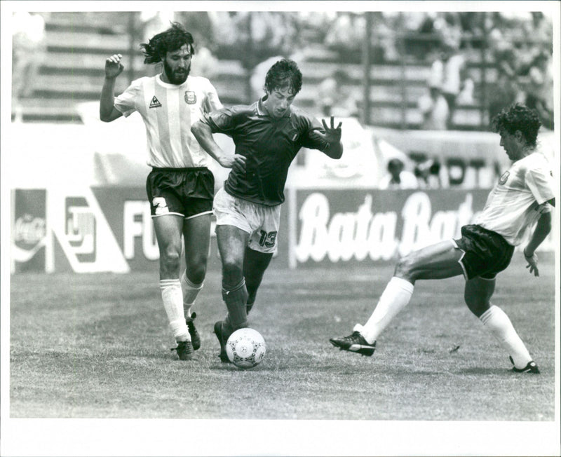 Italienserna Fernando De Napoli och Argentinske Sergio Batista - Vintage Photograph