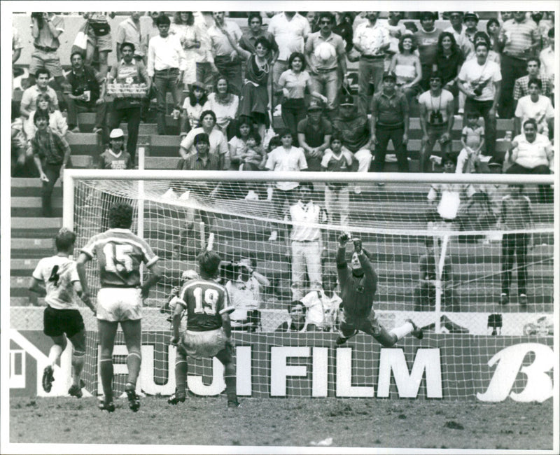 Joel Bats gjorde 2-0 mot Väst-Tyskland - Vintage Photograph