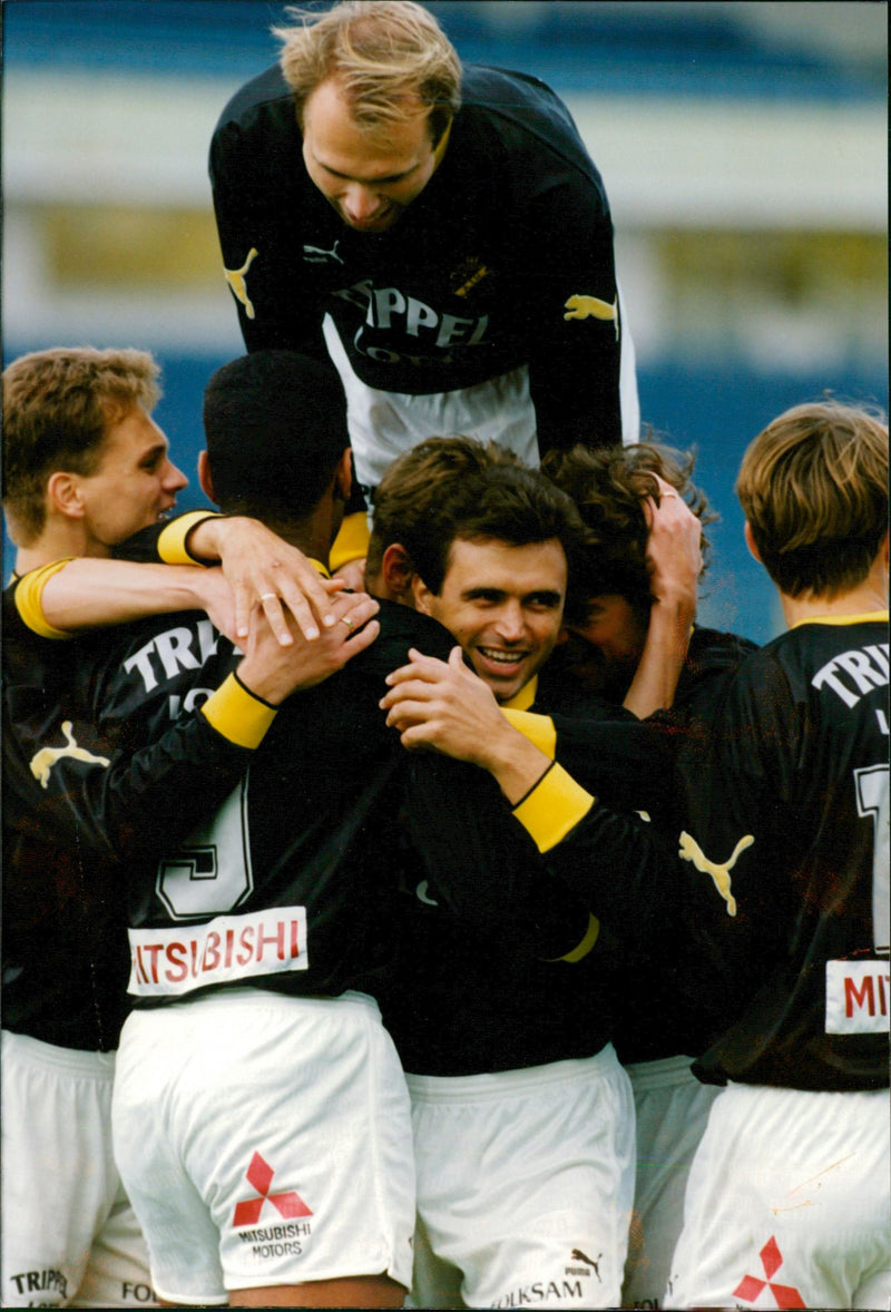 Happy AIK players congratulate each other for the SM gold. In the middle of the picture is two-goal shooter Vadim Yevchenko - Vintage Photograph