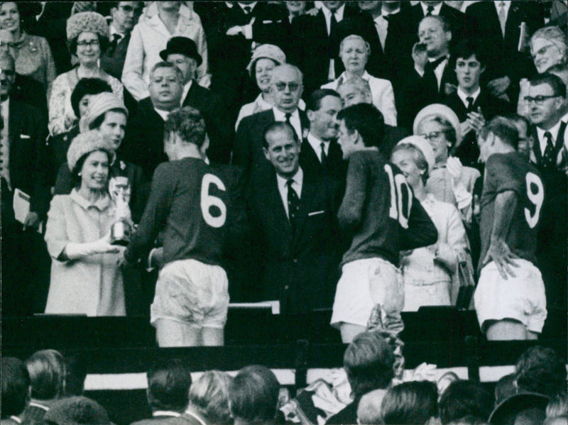 Fotbolls VM 1966. Drottning Elizabeth och prins Philip hälsar fotbolls laget innan matchen - Vintage Photograph