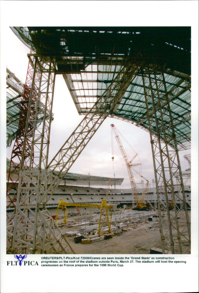 Byggkranar på byggplatsen av "Grand Stade" inför fotbolls-VM i Frankrike - Vintage Photograph