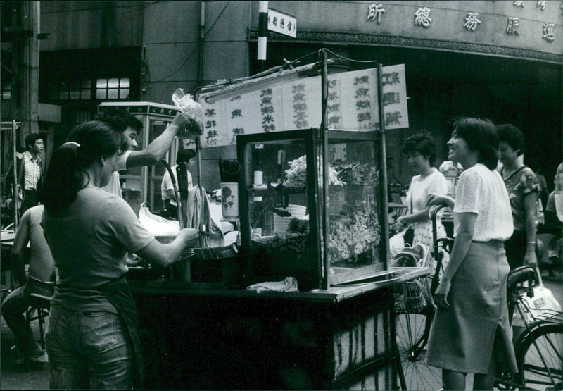 1983 USIX PAIPEI NUDEL SERVING STREET SEPT TAIWAN - Vintage Photograph